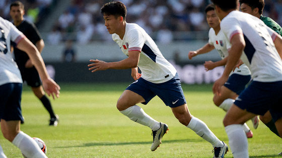 足球联赛比赛现场球员在绿茵场上展开攻防